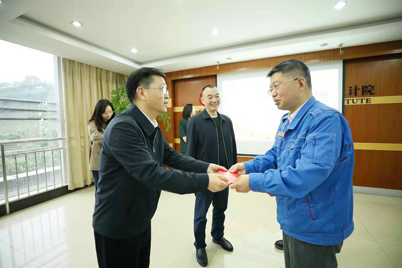 炭黑院党委书记、总经理王家贵荣获自贡市总工会 “五一劳动奖章”